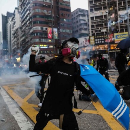 Foto: Honkongā turpinās protesti un sadursmes ar policiju