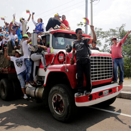 Spriedze Venecuēlā: Aktīvisti ar palīdzības kravām laužas valstī no Kolumbijas un Brazīlijas