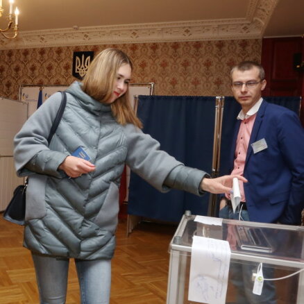 "Остальные были, и что?" Украинцы Латвии чаще голосовали за Зеленского