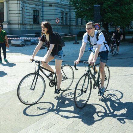 Foto: Ušakovs un velosipēdisti dodas vērtēt Barona ielu