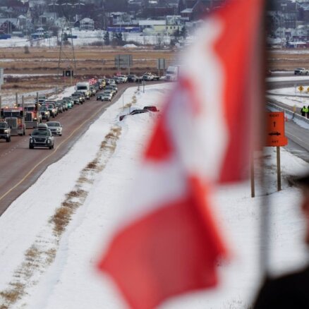 Foto: Kanādas galvaspilsētai tuvojas pretrunīgi vērtētais 'brīvības konvojs'