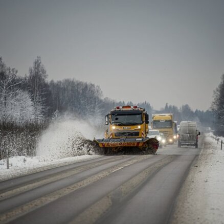 Sniegs un putenis daudzviet Latvijā īpaši apgrūtina braukšanu, brīdina LVC