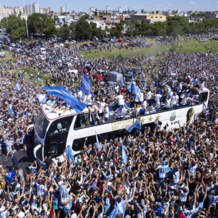 Foto, video: Argentīnas futbolistus mājās sagaida miljoniem cilvēku un drošības nolūkos eskortē ar helikopteriem