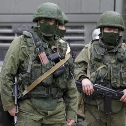 "Неопознанные" вооруженные люди все еще контролируют большинство объектов в Крыму
