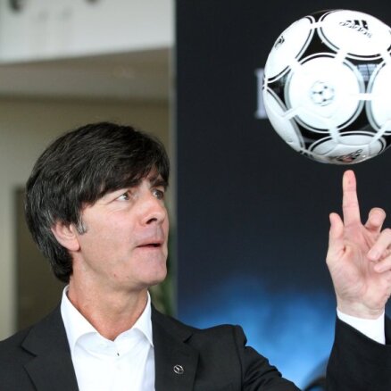 Lēvs arī turpmāk vadīs Vācijas futbola izlasi