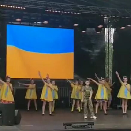 Правда ли, что на видео украинские дети исполняют со сцены гимн люфтваффе?