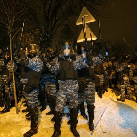 Ukrainas milicija novākusi praktiski visas protestētāju barikādes Kijevas centrā