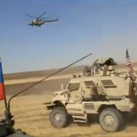 Video: Krievijas patruļa Sīrijā taranē ASV bruņumašīnu