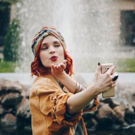 Piecas stundas nedēļā uzņemt pašbildes. Kā 'selfiju kultūra' ietekmē garīgo veselību?