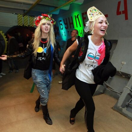 На Femen завели два уголовных дела за надругательство над флагом Индии