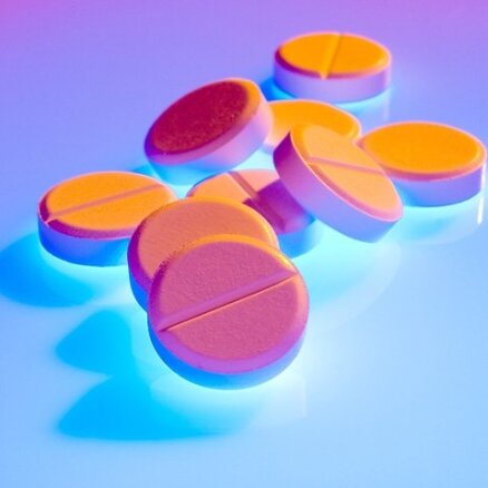 Rīgā pie vīrieša atrod 154 narkotiskās vielas saturošas tabletes un metamfetamīnu