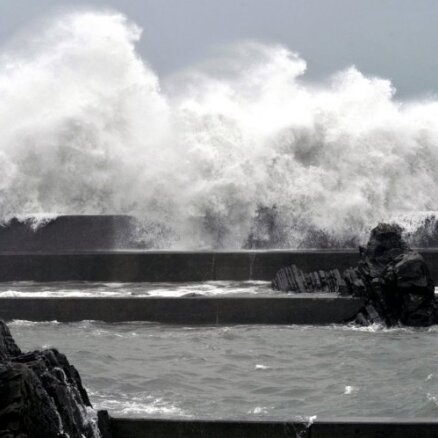 На побережье восточного Китая обрушились сразу два тайфуна