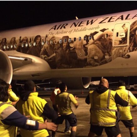 Jaunzēlandes aviokompānijas darbinieki regbija izlasi uz Pasaules kausu pavada ar haku