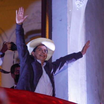 Sociālists Kastiljo pasludina sevi par Peru prezidenta vēlēšanu uzvarētāju