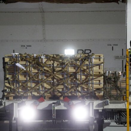 Foto: Ukraina saņēmusi vēl vienu militārās palīdzības sūtījumu no ASV