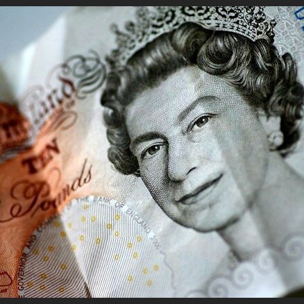 Britu mārciņas vērtība krītas 'Brexit' haosā, biržu indeksi pārsvarā pieaug