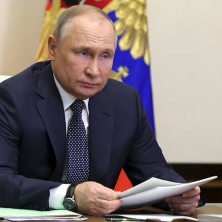 Putins satraucies par savu veselību; braucienos līdzi dodas ārstu brigāde, izpētījis medijs