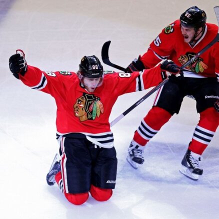 'Blackhawks' kļūst par Daugaviņa 'Bruins' pretiniekiem Stenlija kausa finālā