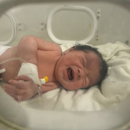 Sīrijā pēc zemestrīces no gruvešiem izglābts jaundzimušais