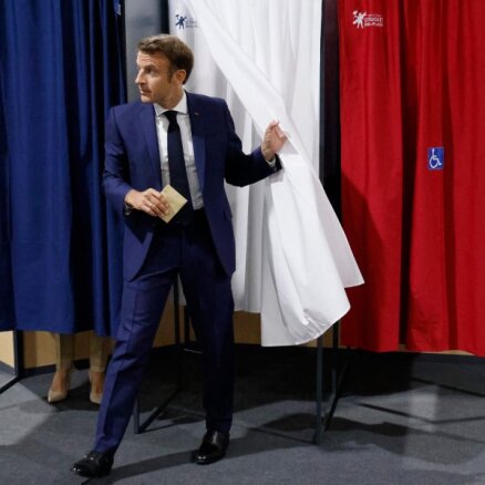 Francijas parlamenta vēlēšanu pirmajā kārtā līdzīgi rezultāti Makrona aliansei un kreiso koalīcijai