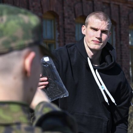 'Piedodiet, es neielienu tankā...' Pasaules sporta zvaigznes un obligātais militārais dienests