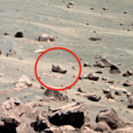 NASA fotogrāfijā no Marsa saskatīta pamesta kurpe