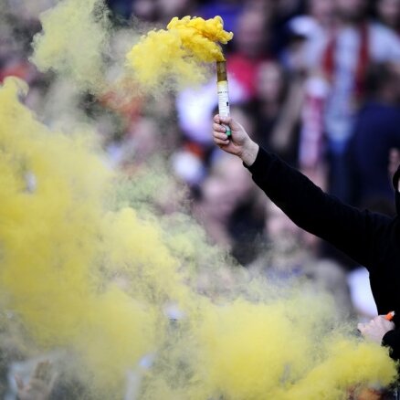 Pirms Eiropas līgas spēles maskās tērpti 'Lazio' fani uzbrūk 'Hotspur' līdzjutējiem