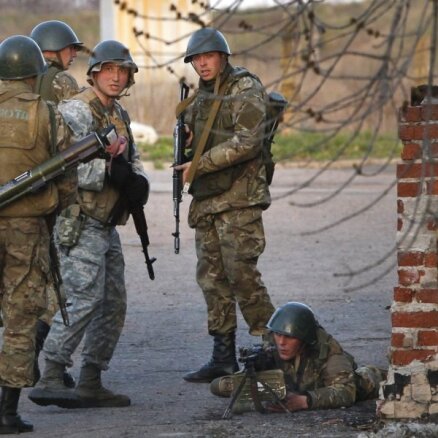 Pēc ziņām par diviem nogalinātajiem atsāk pretterorisma operāciju Ukrainas austrumos
