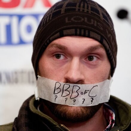 Britu smagsvars Fjūrijs preses konferencē ierodas ar aizlīmētu muti