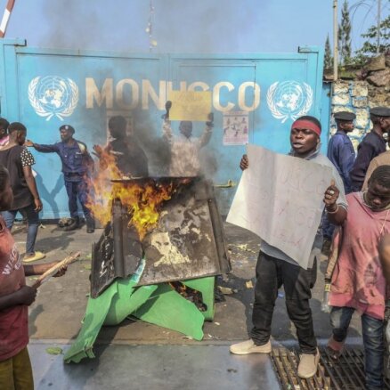 Protestētāji Kongo Demokrātiskajā Republikā uzbrūk ANO miera uzturētāju birojiem