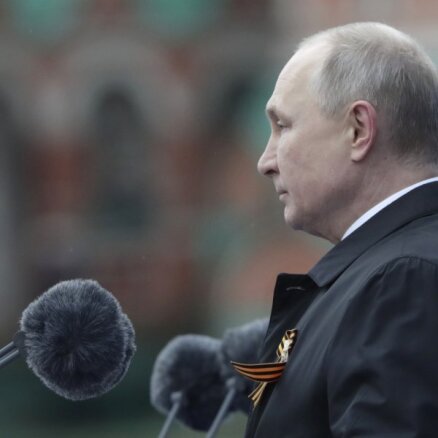Putins runā 9. maija parādē sola 'aizstāvēt nacionālās intereses'