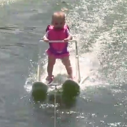Sešus mēnešus veca meitenīte labo pasaules rekordu ūdensslēpošanā