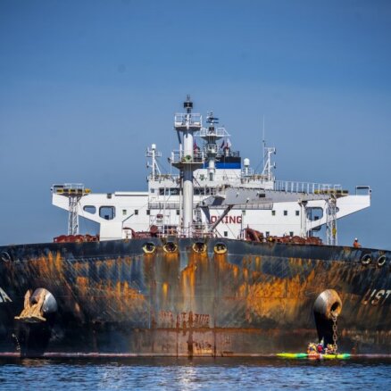Lielbritānija un ES vienojas par aizliegumu apdrošināt kuģus ar Krievijas naftu