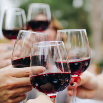 Kā vienkāršs franču 'lauķis' iekaroja pasauli: 'Beaujolais Nouveau' fenomens