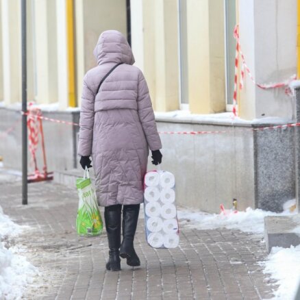 Neretā sievietei nozog iepirkumu somu ar kartupeļiem un ūdeni