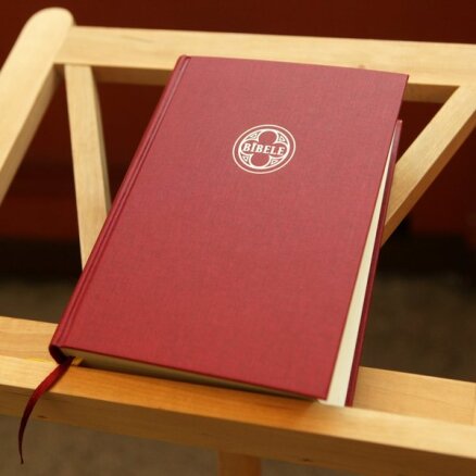 Латвия подарила Папе Римскому новый перевод Библии