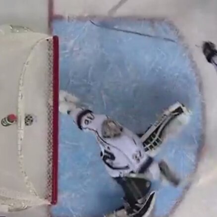 Video: Vārtsargs NHL mača pēdējās sekundēs 'apzog' uzbrucēju