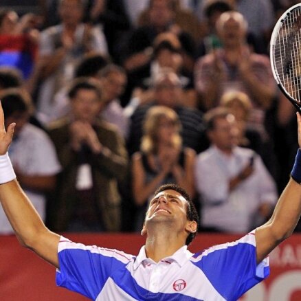 Džokovičs  dramatiskā cīņā uzvar Federeru un iekļūst 'Australian Open' finālā