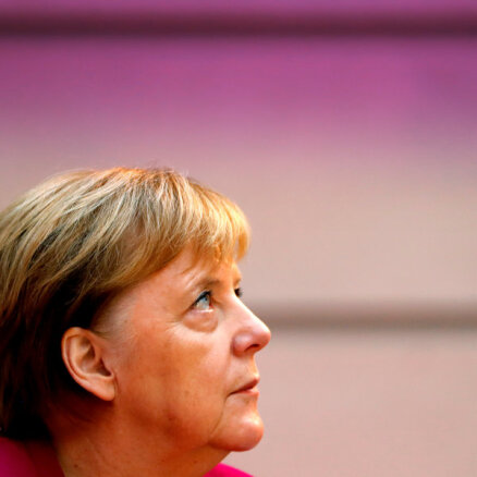 Merkele aicina Baltkrieviju palīdzēt migrantiem, nevis iesūtīt ES