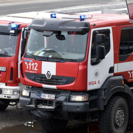 Pēc auto un tramvaja sadursmes glābēji Rīgā no mašīnas atbrīvo cietušo