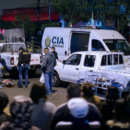 Peru policija Covid-19 ierobežojumu pārkāpumu dēļ ierodas naktsklubā – drūzmā 13 mirušie