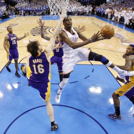'Thunder' basketbolisti turpina bezzaudējumu sēriju NBA 'play off'