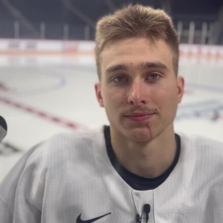 Latvijas U-20 hokejistu ceļš uz Kanādu – garš lidojums un vēl nepiegādātas nūjas un čemodāni