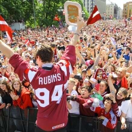 Foto: Līdzjutēju pūļi pie Brīvības pieminekļa sagaida Latvijas hokeja izlasi