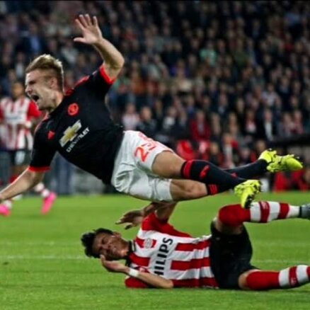 'Manchester United' aizsargs Šovs Čempionu līgas spēlē gūst divkāršu kājas lūzumu