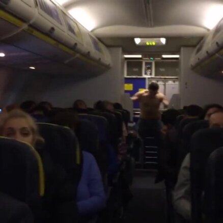 Puspliko trakuli 'Ryanair' reisā savaldījis Ventspils policists