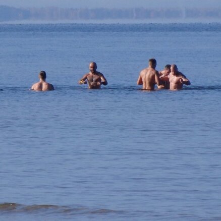 ФОТО: Октябрь на дворе? А любителям купания в Юрмале все нипочем!