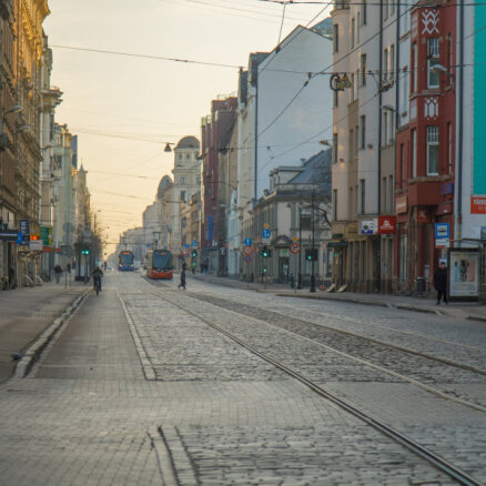 Rīgas pašvaldība aicina apsaimniekotājus sakopt ietves pēc ziemas sezonas