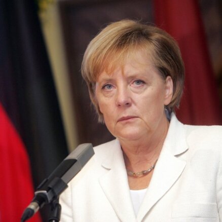 Меркель требует от России уважать территориальную целостность Украины