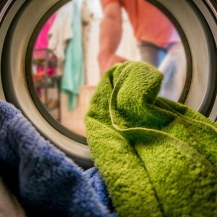 Sasmakušas drēbes pēc mazgāšanas: veļasmašīnas lietošanas kļūdas un ķibeļu risinājumi
